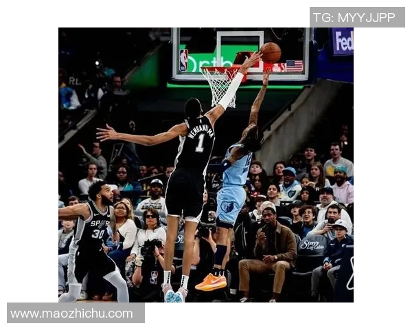 文班亚马场均20分10篮板3盖帽表现卓越新秀奖争夺已无悬念